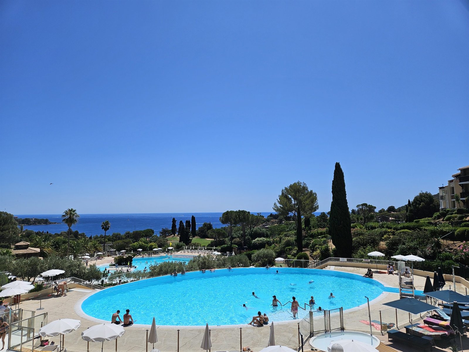 La piscine du domaine de Cap Estérel et la Méditerranée en arrière-plan