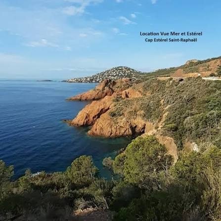Les roches rouges de l'Estérel plongeant dans la Méditerranée