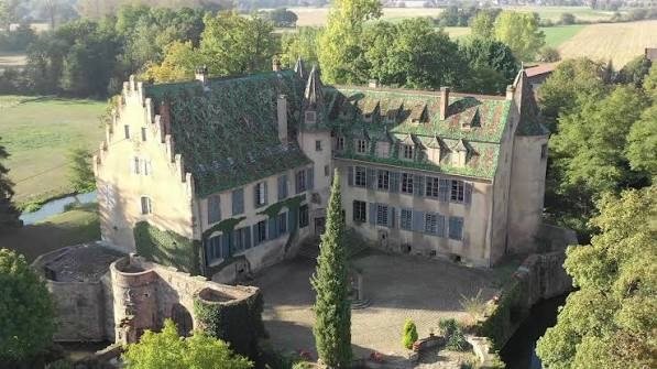 Le château d'Osthouse et ses douves, au cœur du Centre Alsace