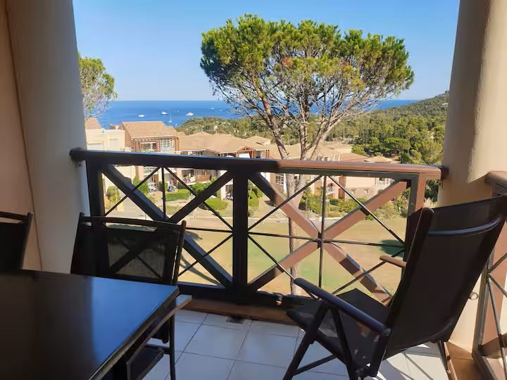 Le coin lecture de la terrasse du T2 d'Agay, ouvert sur les jardins du domaine