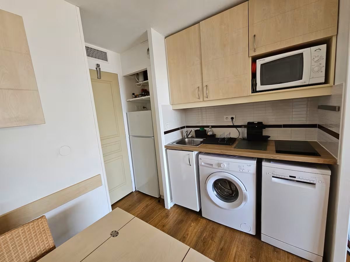 La cuisine équipée du T2 d'Agay, avec lave-linge et lave-vaisselle
