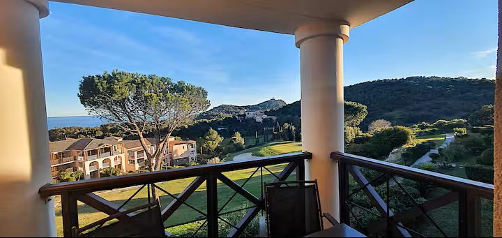 La vue sur la baie d'Agay et le massif de l'Estérel depuis la terrasse du T2