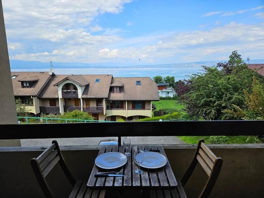 La table dressée sur le balcon de l'appartement, face au lac Léman